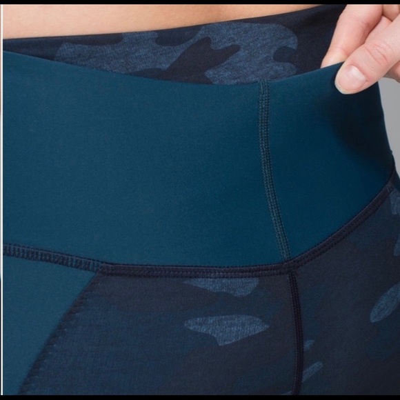 LULULEMON Clip In Crop, Sz 4, Navy Camo/Teal - Picture 4 of 9
